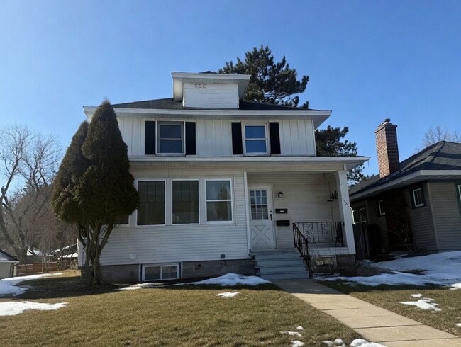 Building Photo - Duluth MN 6-Bedroom - 2-Bath - 2-Car Garage