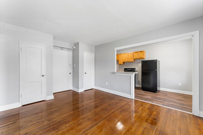 Photo - Girard Court Apartments