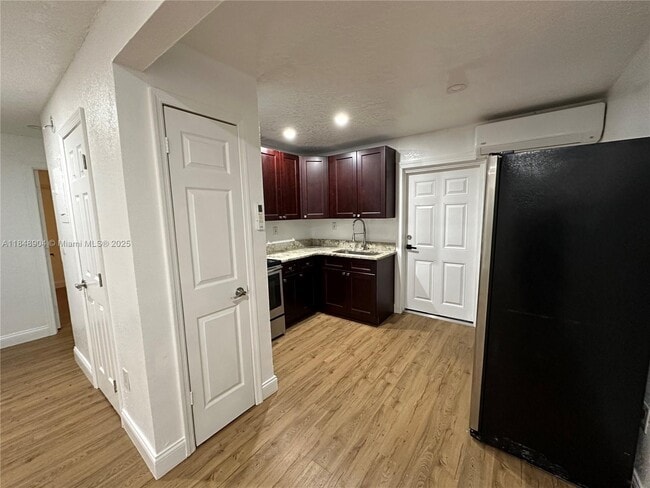 Building Photo - 813 W Jefferson St Unit 3 Rental