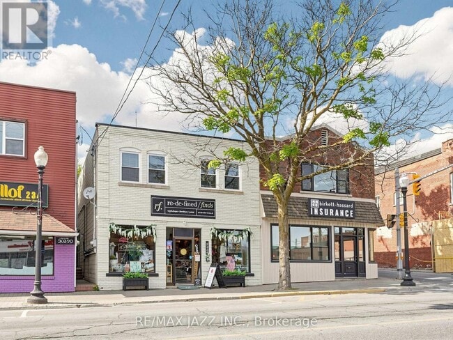 Photo - 6258 Main St