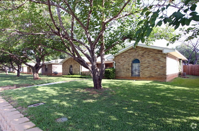 Photo - Chamberlain Complex Apartments