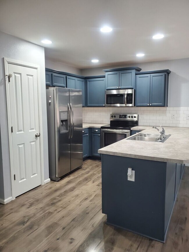 Beautiful 4 bedroom in quiet neighborhood House House Rental in