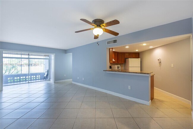 Photo - 10257 NW 9th St Cir Unidad 106-10