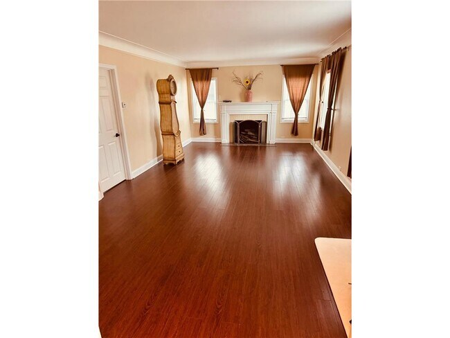 Photo - 115 E 58th St