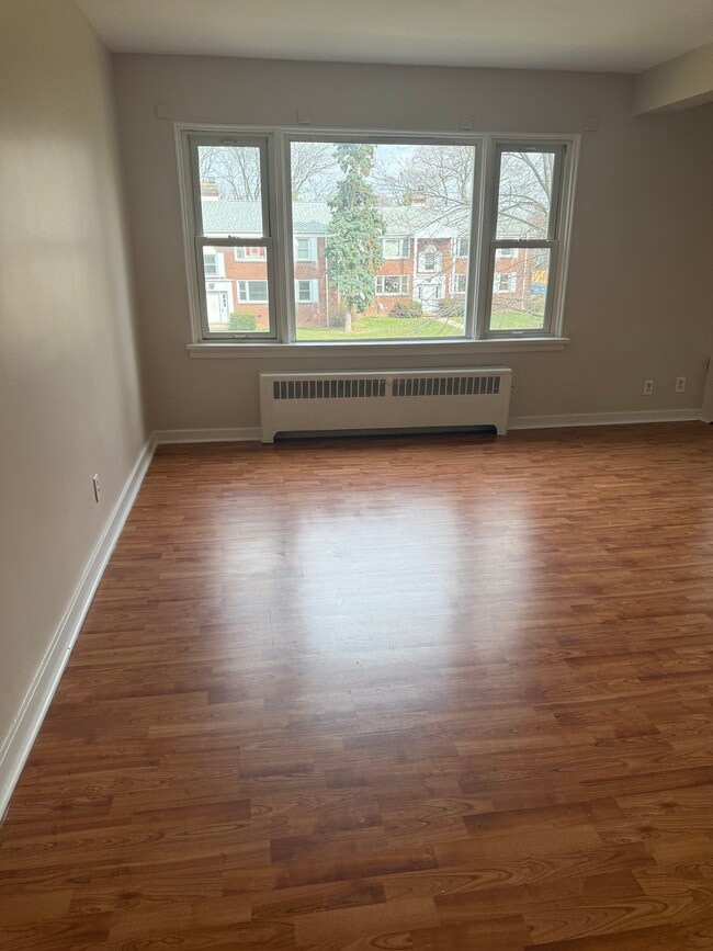 Building Photo - 5110 Wyandotte St E