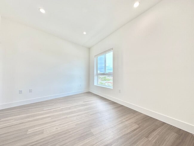 Photo - 838 S La Brea Ave