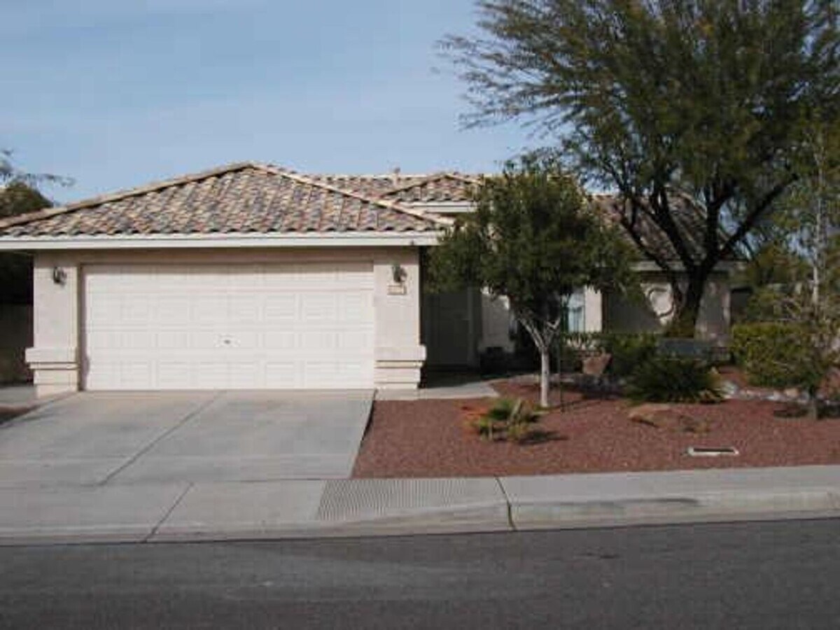COMING SOON!!! Beautiful Home with Sparkli... - COMING SOON!!! Beautiful Home with Sparkli...