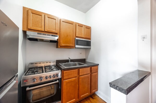 Building Photo - 948 W Cuyler Ave