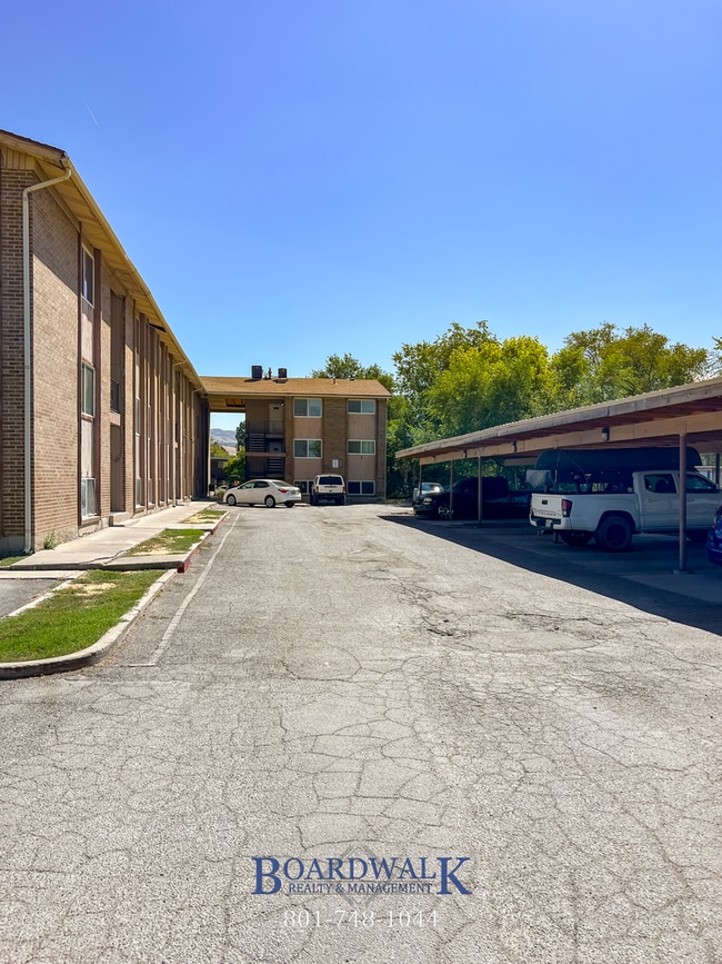 Building Photo - Amazing 2 bed 1 bath apartment in SLC Unit 17