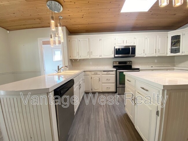 Photo - 1319 Kelglen Crescent