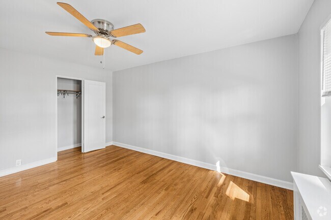 2BR, 1BA - 714SF - Primary Bedroom