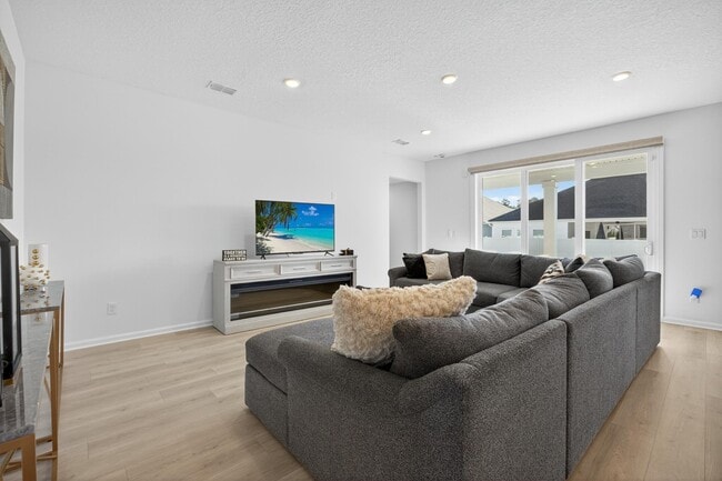 Photo - 2113 Featheredge Wy