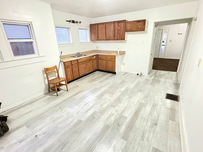 Kitchen/dining area - 631 Tecumseh St