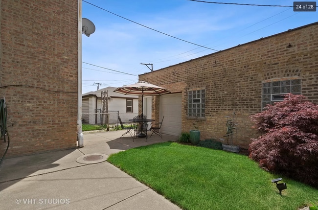 Building Photo - 4952 N Menard Ave Unit 2