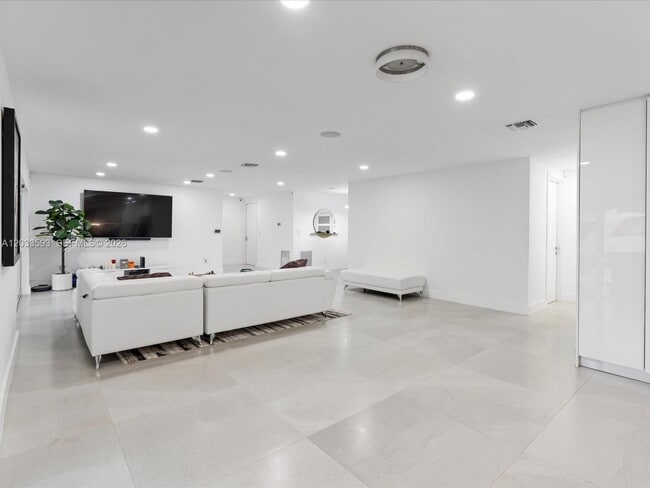 Photo - 3325 NE 167th St