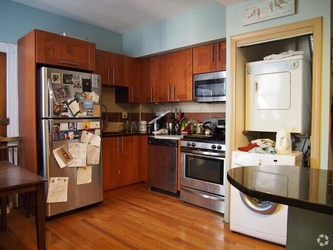 Building Photo - Renovated 4 Bed/2 Bath Rental