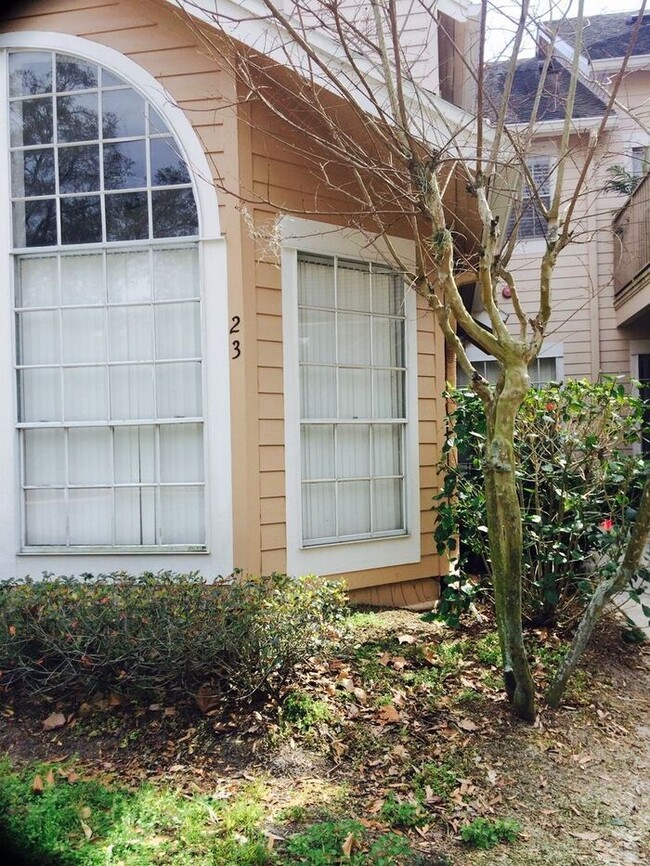 Building Photo - Lovely 2 Bedroom / 2 Bathroom - 1st Floor ... Rental
