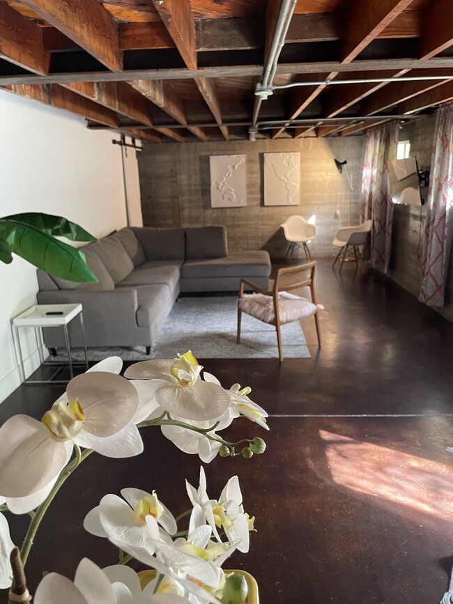 Building Photo - 1926 Arizona Ave Unit 2 bedroom apartment