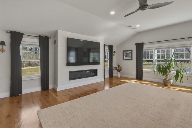 Photo - 235 Brook St