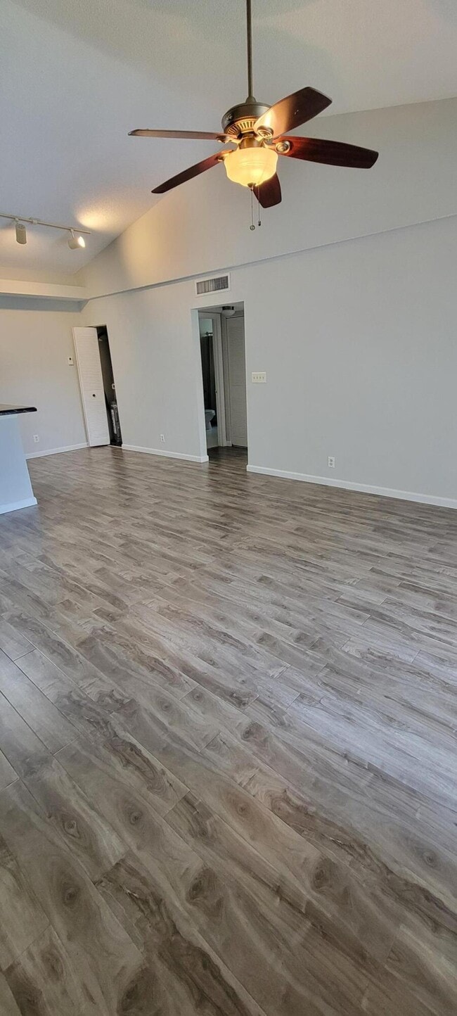 Photo - 611 Lyons Rd Unidad 8202