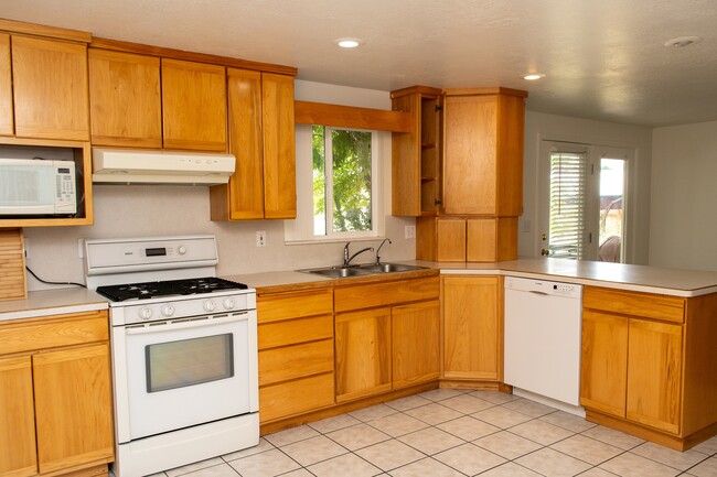 Building Photo - 245 W 500 S Rental