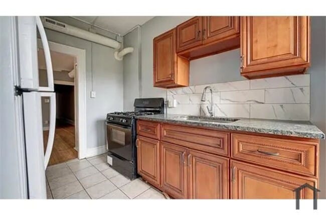 Building Photo - 14120 Superior Ave Unit 3