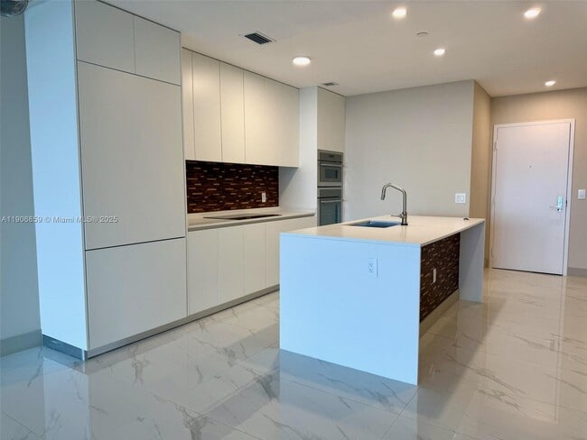 Building Photo - 700 NE 24th St Unit 406