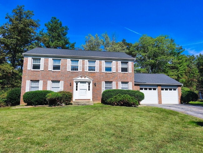 Building Photo - Inviting Townhome in Sterling with Spaciou...