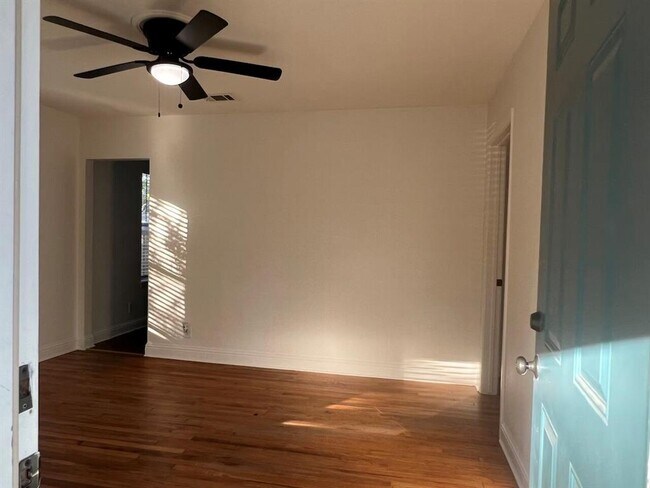 Photo - 928 E 56th St