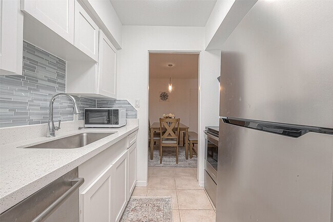 2201 Fountain View Dr Unit 9