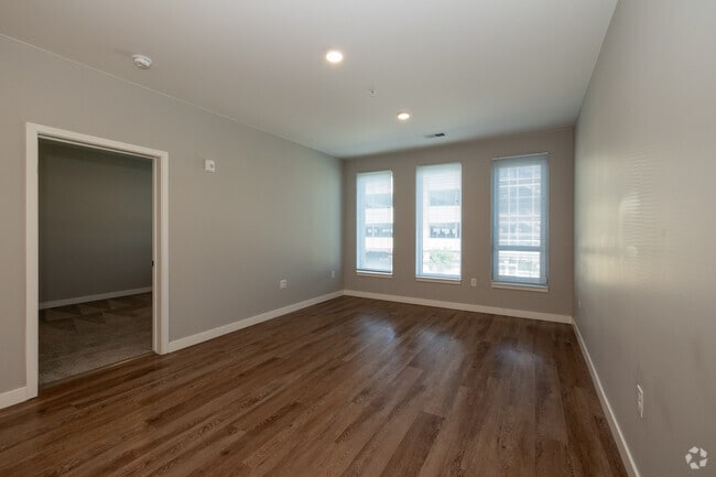 1BR, 1BA - 652SF - Living Room