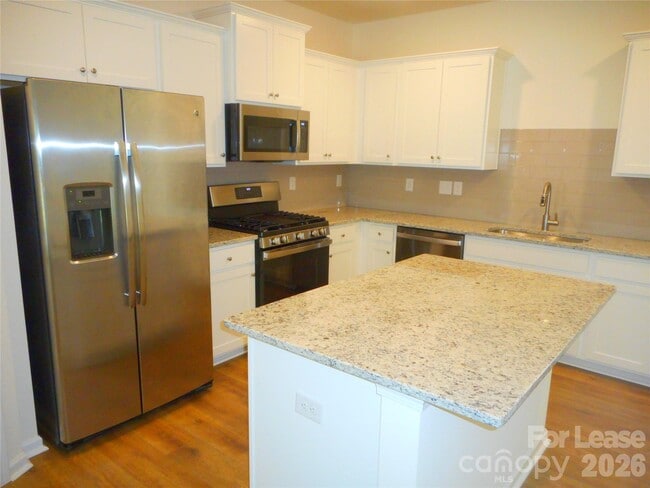 Photo - 2837 Aubrey St