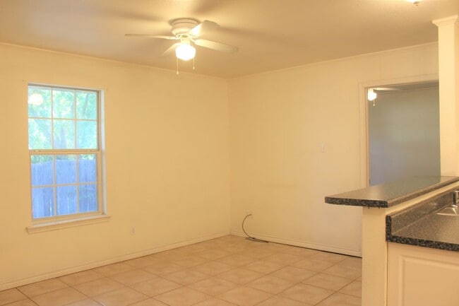 Sala de estar - 2575 W Denman St Unidad B