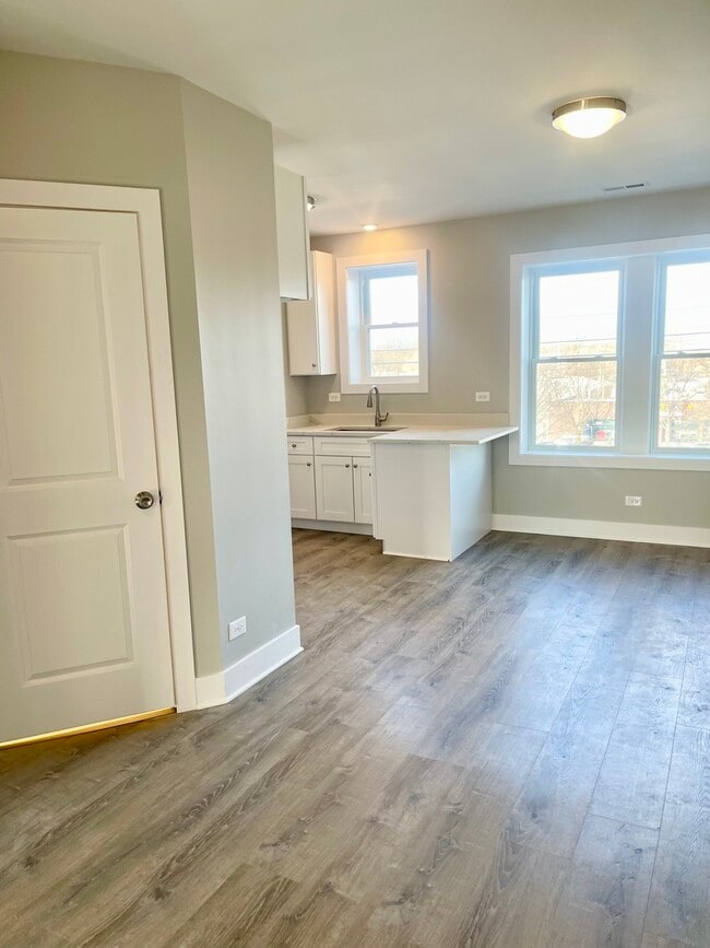 Photo - 722 N Austin Blvd