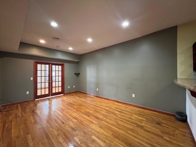 Building Photo - 243 Pearsall Ave Unit 2L
