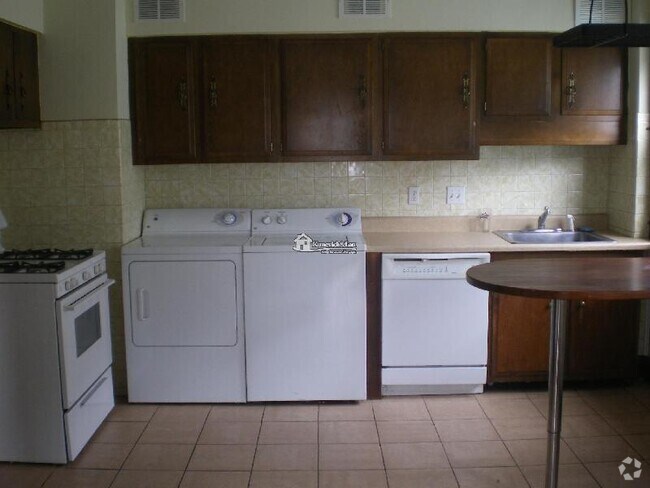 Building Photo - 61 Putnam St Unit 2 Rental