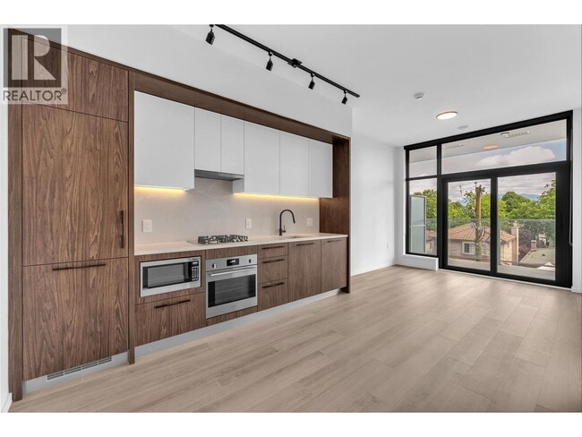 Photo - 2729 Kingsway Unit 4XX