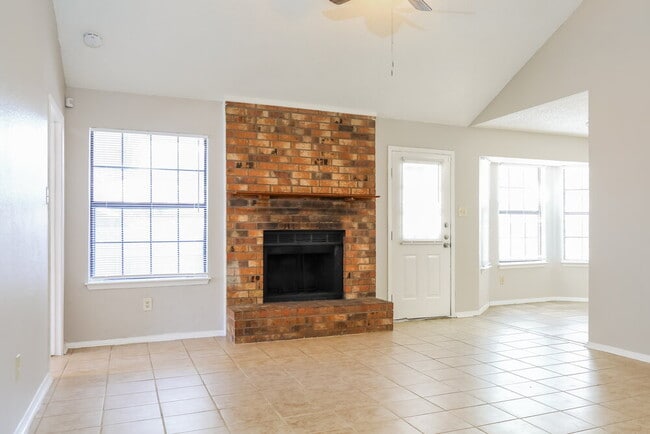 Photo - 1401 Lincolnshire Way