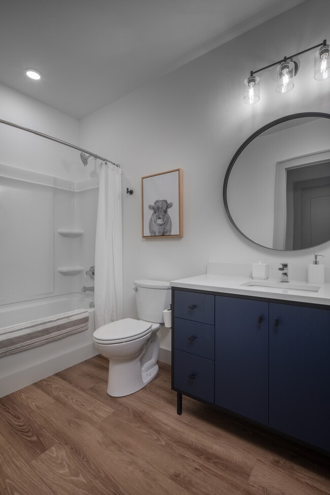 Elegantes baños con tocadores azul marino