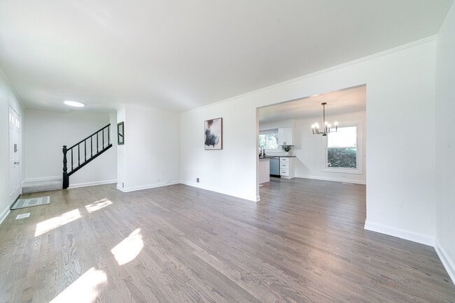 Photo - 887 Saybrook Ln