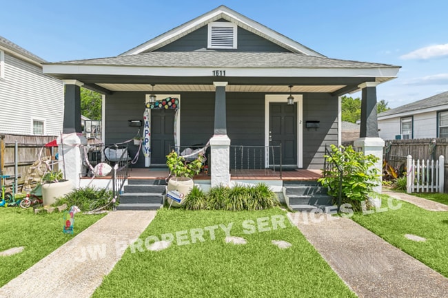 Building Photo - 1611 Hesiod St Unit Apt 2