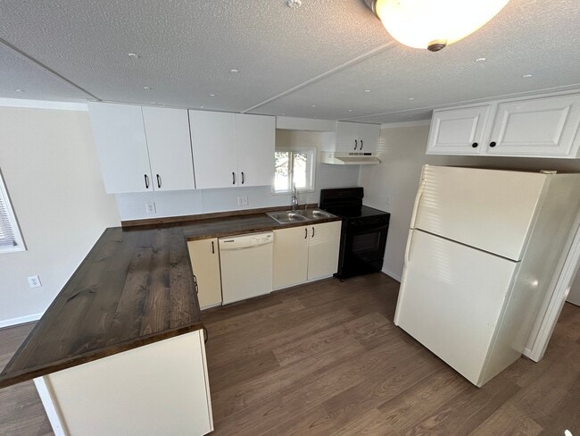 Photo - 221 E 40th St