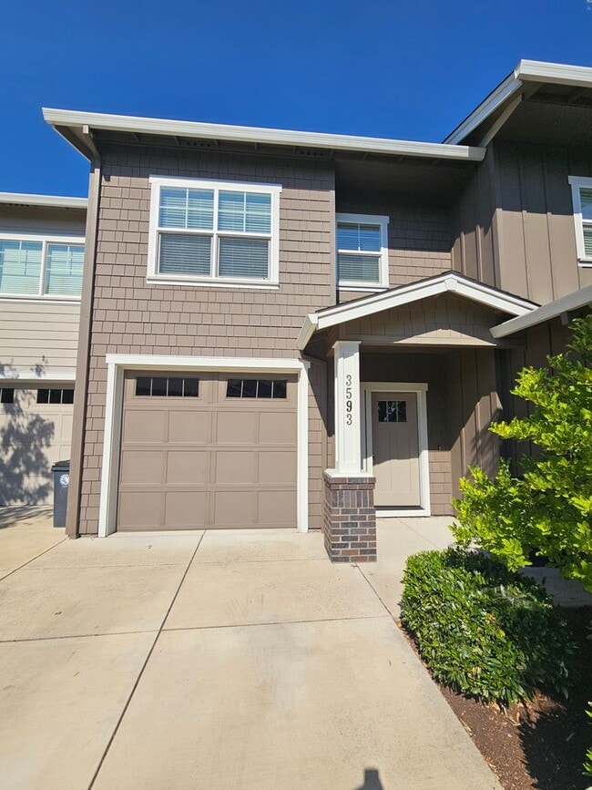 Building Photo - Beautiful Townhome!