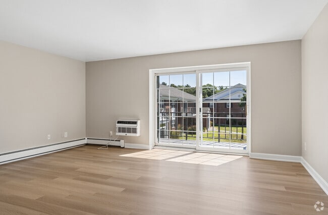 2BR, 1BA - 950SF - Living Room