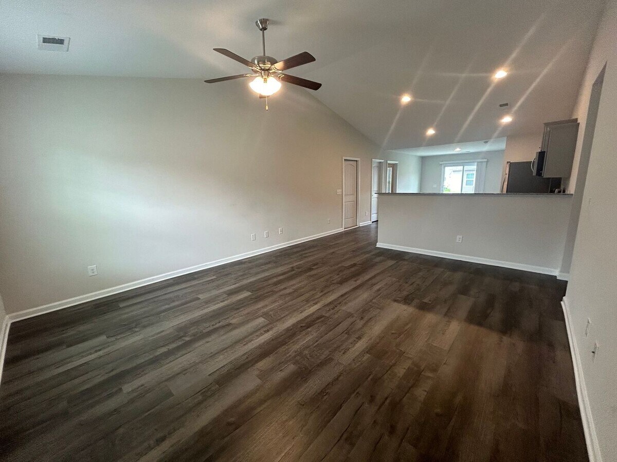 Photo - 355 Conifer St