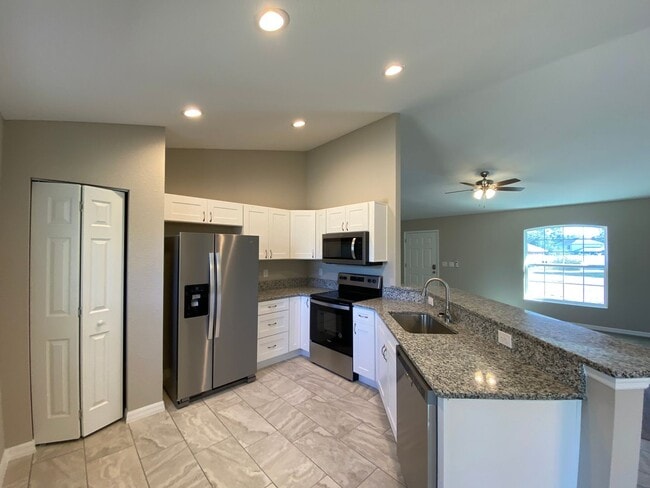 Photo - Desirable SW Ocala Neighborhood- 3/2/2 **WON"T LAST**