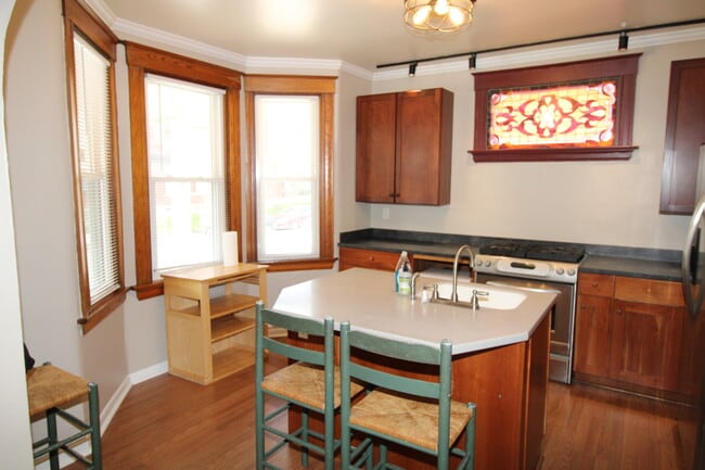 Eat-in Kitchen - 432 Southview Ave