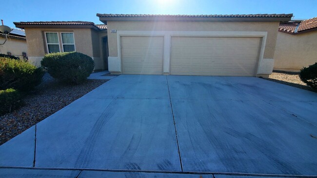 3 Bedroom, 2 Bath + 3 Car Garage! - 3 Bedroom, 2 Bath + 3 Car Garage! Casa