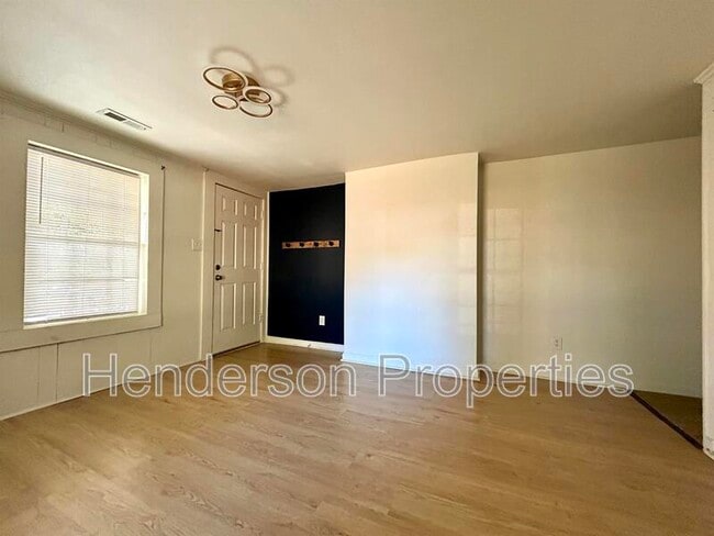 Photo - 532 E Iredell Ave Unit B