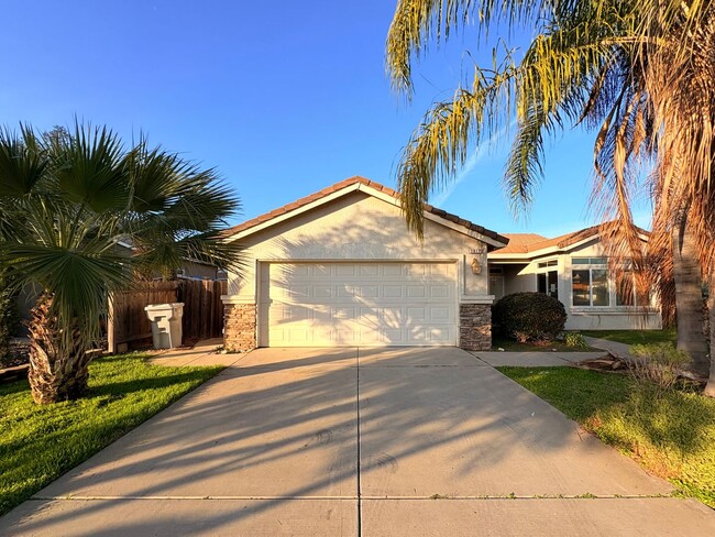Building Photo - Single-Story 3-Bed Home with Private Beautiful Yard in Quiet Neighborhood